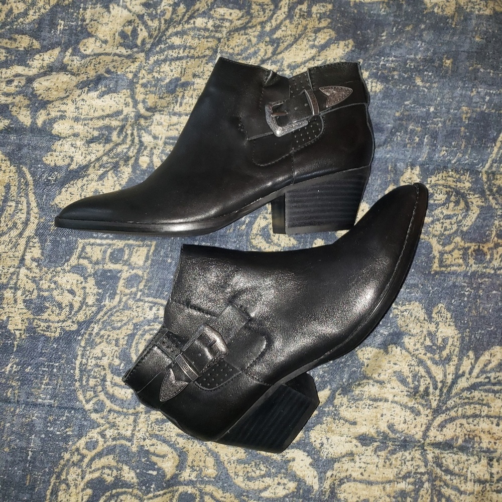 Steve madden leather booties NEVERWORN :)